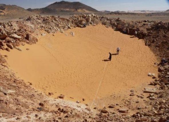 科学家借助谷歌地球发现埃及沙漠近45米宽陨