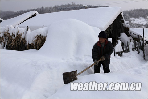 吉林白山局地暴雪房屋被埋 扫雪车除过膝积雪