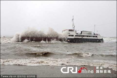 土耳其货轮在黑海遭遇暴风雨 船体断成两半_天