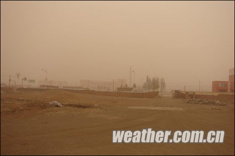内蒙古西边沙尘东边雨 阿拉善盟局地再现强沙