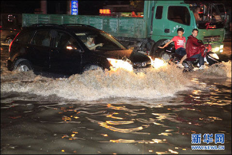 湖北咸宁遭受特大暴雨袭击 致18人死亡_天气预