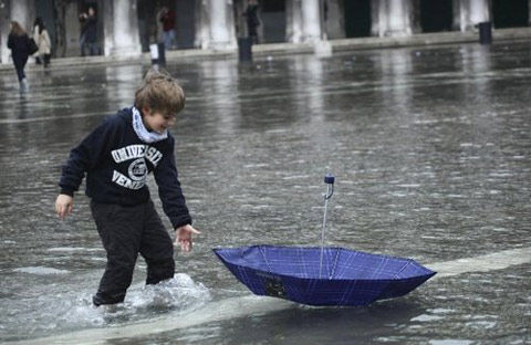 法国意大利暴雨持续 已致3人死亡数千人疏散_