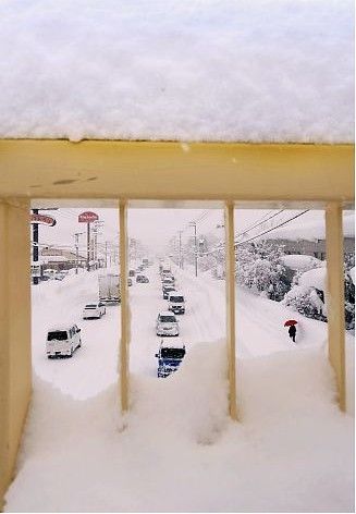 日本北海道现历史最深积雪困住除雪列车_天气预报