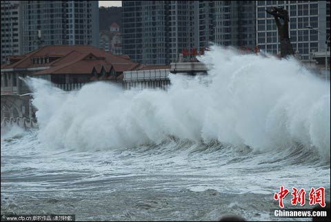 山东烟台大风降温 滨海景区沿岸掀起巨浪(组图