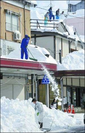 日本大雪成灾 最深积雪达4米交通受阻_天气预报