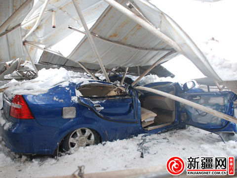 新疆阿图什一加油站遭大雪压塌致2死4伤_天气