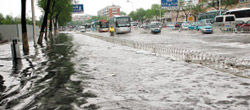 受雷雨袭击 广州白云机场航班大面积延误_天气