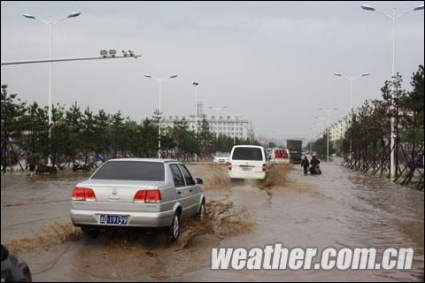 吉林辽源遇短时强降雨 市区低洼路面积水|天气
