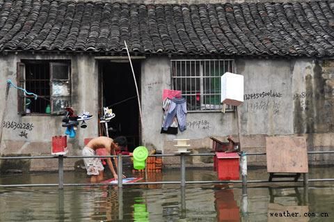 海葵残留云系影响 宁波阵雨姜山小镇变水城_