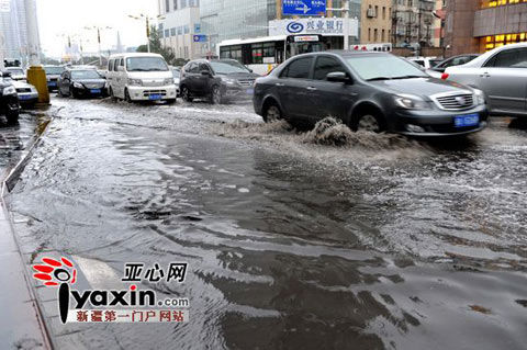 新疆乌鲁木齐降暴雨 多处路面出现塌陷_新浪天气预报