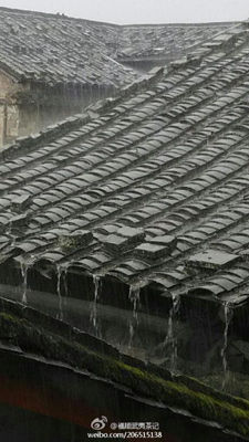 昨天,武夷山暴雨如注,雨水顺着屋檐流下.(图片来源:新浪微博)