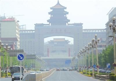 昨天，北京西站笼罩在雾霾之中。新华社发