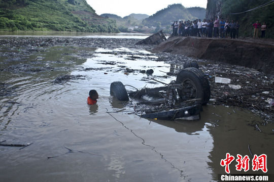 贵州凯里洪水致公路垮塌 货车坠河1人亡|凯里|