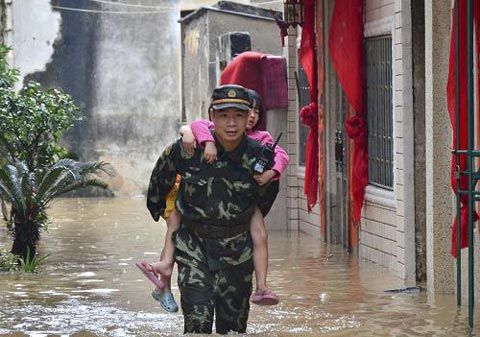 广东汕尾暴雨冲毁数十间民房 武警转移200余民