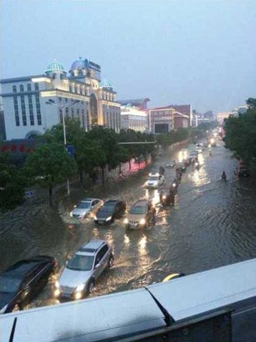 湖北遭遇今年来最强暴雨 当阳街道一秒车变"船|湖北|暴雨|强对流_新