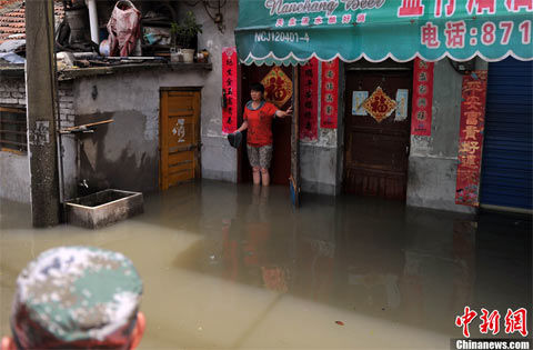 江西遭强降雨 网友戏称南昌开启"看海模式"