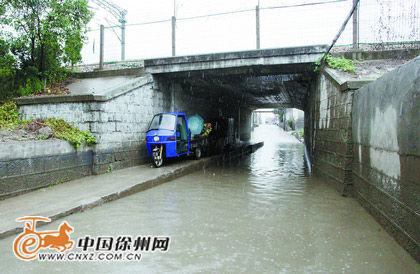 疾风骤雨夜袭江苏北部 南京上演黑云压城|南京