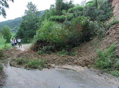 强降雨袭击安徽金寨县 2740人受灾经济损失1
