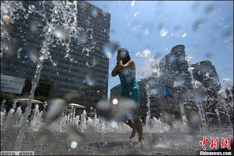 韩国经历有记录来最热6月 市民嬉水纳凉|韩国|