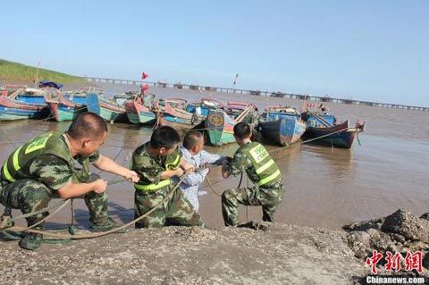 苏力临近浙江温州 4万多人转移近万艘渔船回
