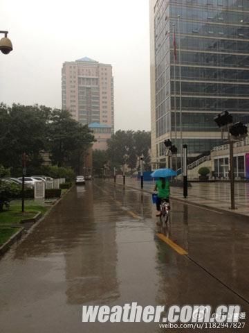 7月15日早晨，北京海淀区，雨势较大。