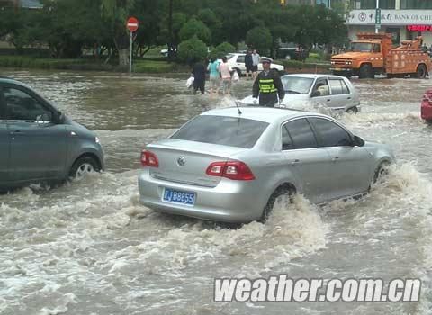 辽宁阜新遭今年首场大暴雨市区交通瘫痪|大暴