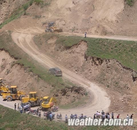 甘肃震区梅川通村公路打通 救援物资送到灾民手中