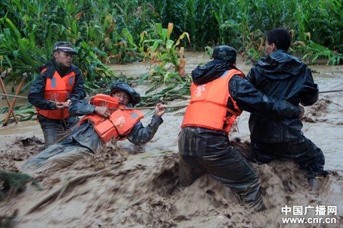 甘肃天水持续暴雨 武警孤岛营救78名被困人