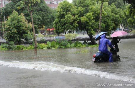 特大暴雨袭广西北海 浪花翻腾如海中城|特大暴