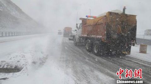 新疆伊犁高速公路积雪厚达15厘米|新疆|伊犁|积