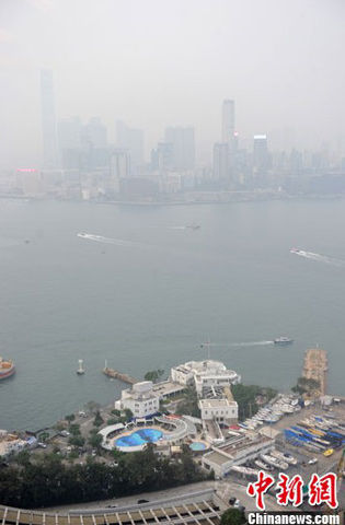 香港近日被雾和霾笼罩 空气污染指数维持偏高