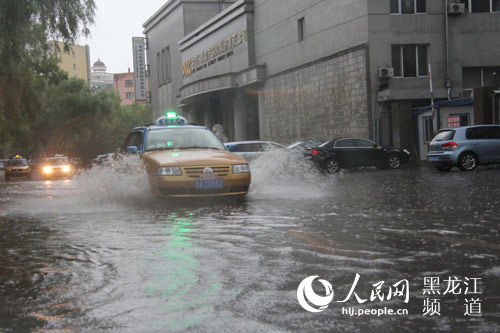 哈尔滨暴雨袭城 网友调侃:哈尔滨你想闹哪样_