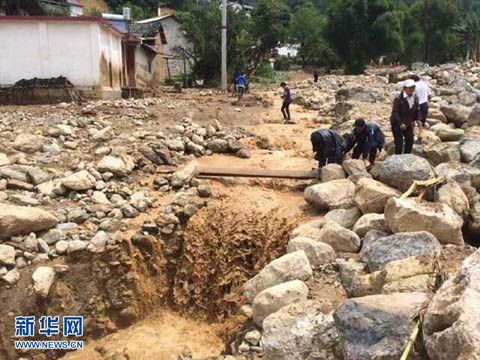 7月28日，救援人员在现场工作。