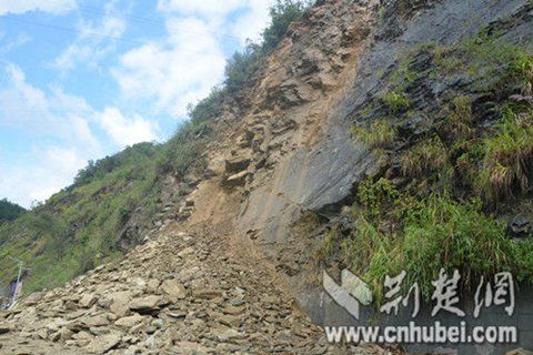 湖北竹山山体滑坡致百名群众被困