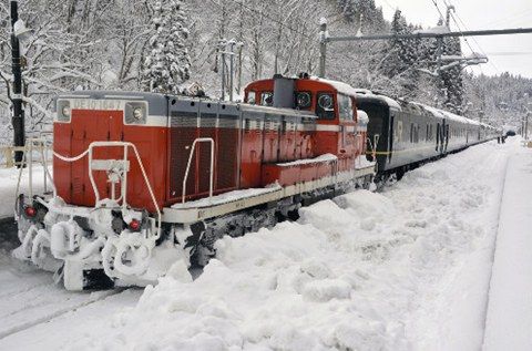 日本北海道遭遇暴风雪 一辆列车被困12小时|北