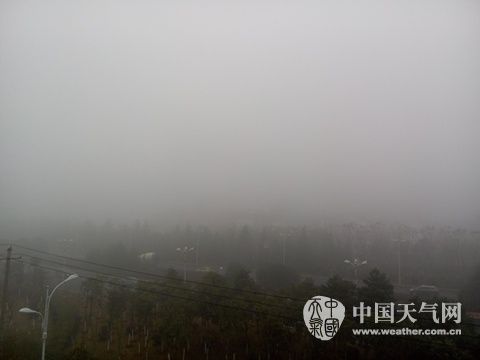 2月5日上午9点，江西宜春城区大雾弥漫。（王雨渲 摄）