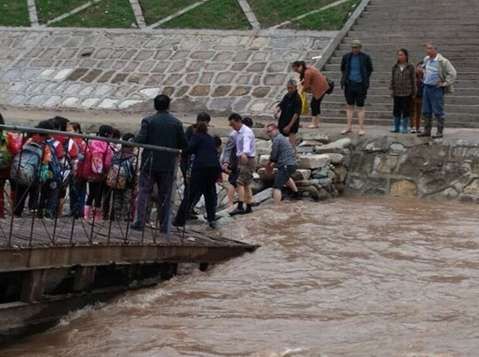 强降雨导致河桥冲垮 城镇被淹   丰都县气象局统计,强降雨造成