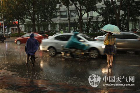 昨天傍晚,天津市区降下疾雨,同时刮起大风,给晚高峰带来不小影响.