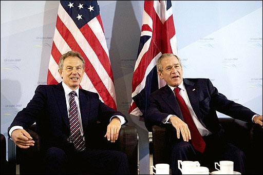 资料图片:布莱尔与布什