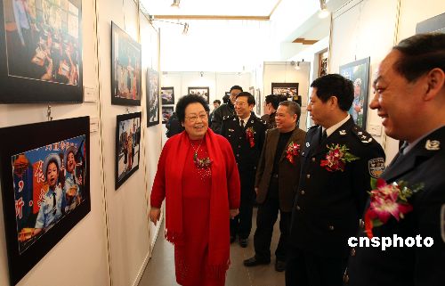 首届紫檀杯交通安全摄影展在北京举行