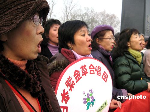日本友人参加南京大屠杀纪念馆紫金草花园揭牌仪式