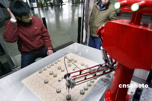 图:郑州市民同机器人象棋高手对弈