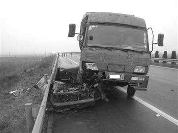 图文：湖南司机遭遇连环车祸