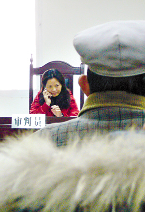 审判长边接电话边听案件审判员不爱法装爱红