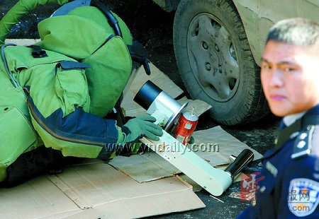 排爆警5分钟拆除批发市场疑似炸弹