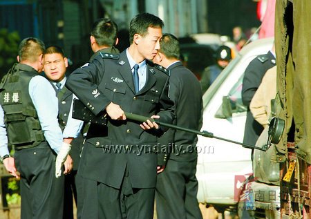 排爆警5分钟拆除批发市场疑似炸弹