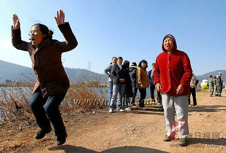 深夜到滇池打鱼遇风浪翻船两人落水 一人获救