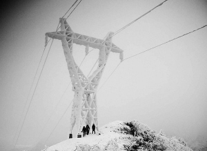 雪灾转移人口_08年雪灾图片(2)