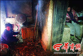 为免扰邻 六旬老汉麦地盖房照顾疯妻14年(图)_