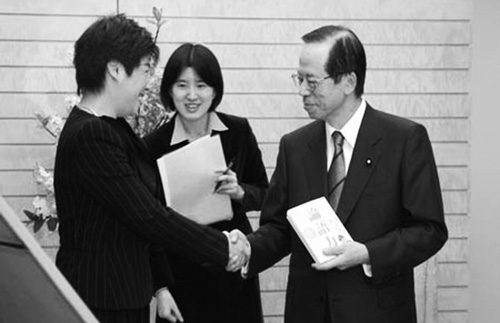 日本首相福田康夫在首相府会见于丹,并接受了于丹赠送的中,日文版